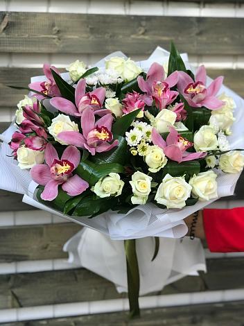 Букет цветов из: Розы и Хризантемы в Строкино