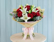 Букет цветов из:  Лилии и Розы в Строкино
