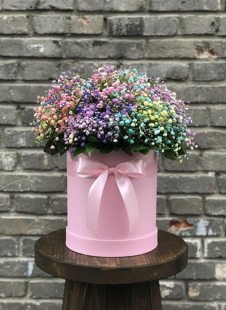 Цветочная композиция из Гипсофила и Розы в шляпной коробке в Строкино