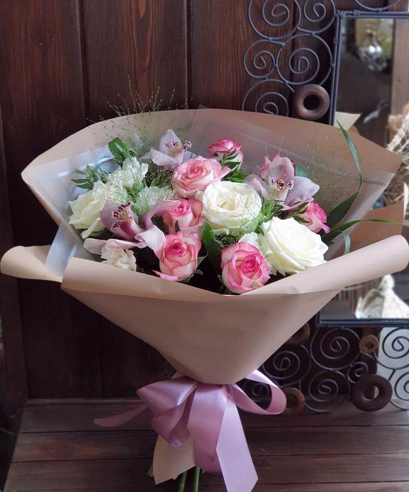 Букет цветов из: Гвоздики, Орхидеи, Розы и Хризантемы в Строкино