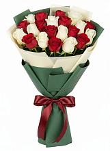 Букет Микс из красных и белых роз в Строкино