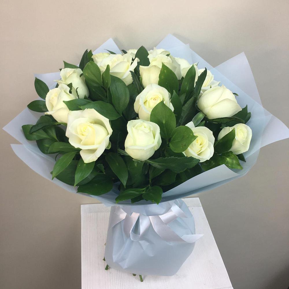 Букет 15 Белых роз Проуд в Строкино