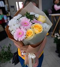 Букет цветов из:  Герберы, Розы и Хризантемы в Строкино