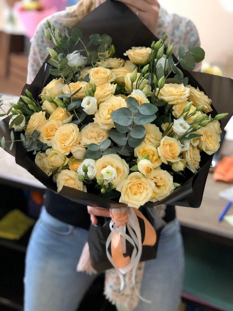 Букет цветов из: Розы и Лизиантусы в Строкино