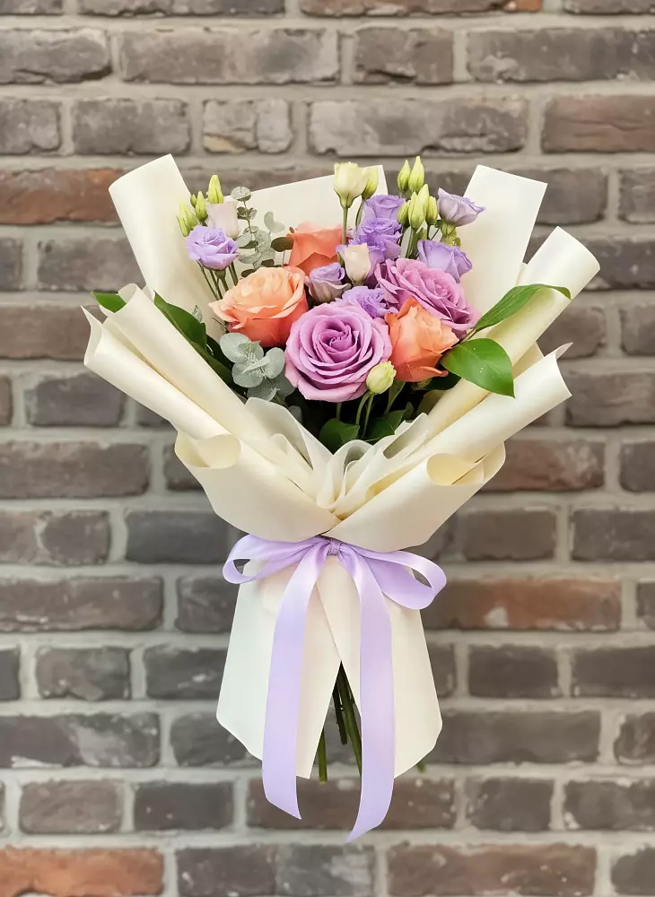 Букет цветов из: Лизиантусы и Розы в Строкино