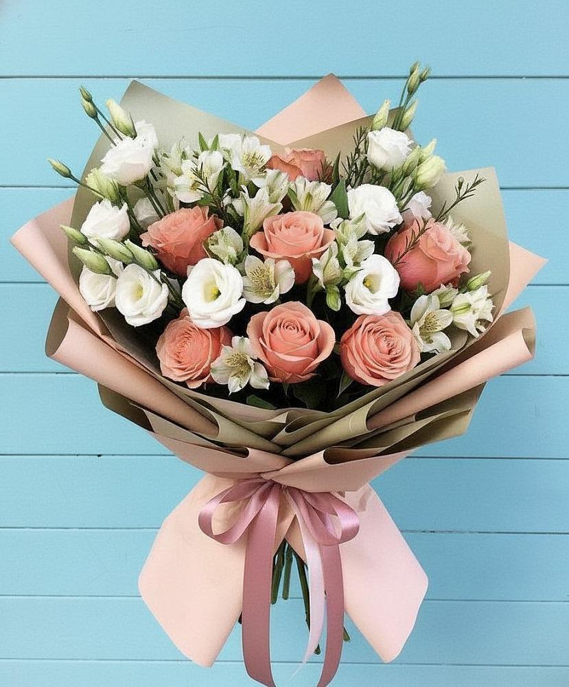 Букет цветов из: Розы, Альстромерии и Лизиантусы в Строкино