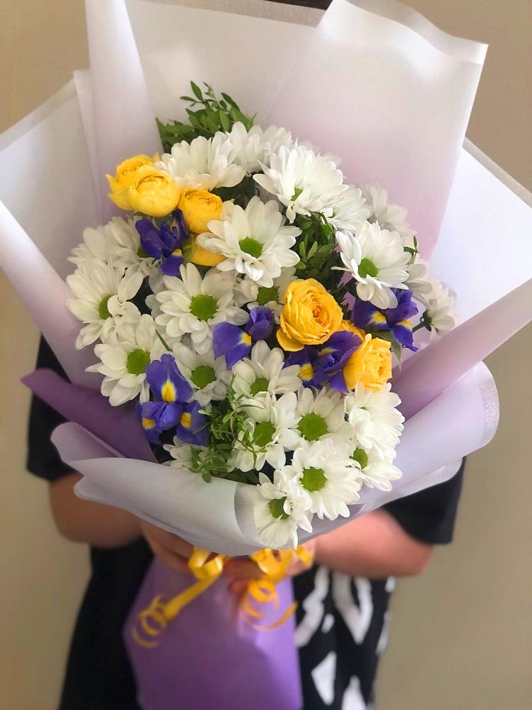 Букет цветов из: Ирисы, Хризантемы и Розы в Строкино
