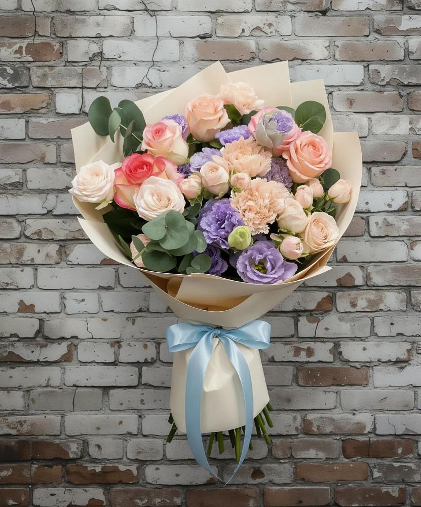 Букет цветов из: Розы, Лизиантусы и Гвоздики в Строкино