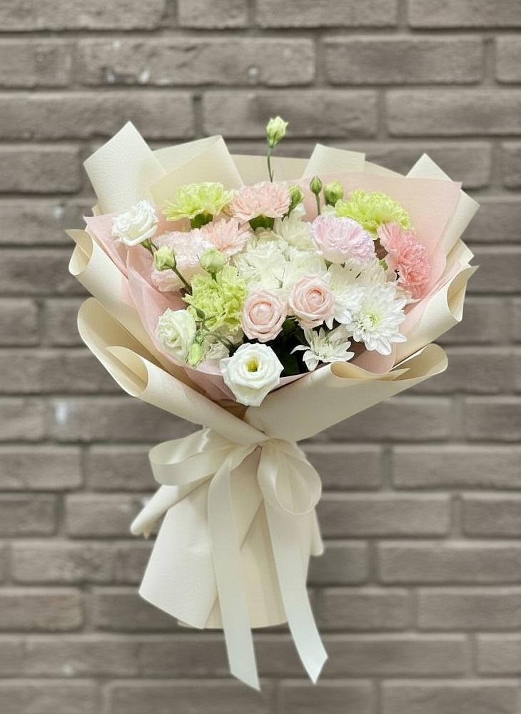 Букет цветов из: Гвоздики, Розы, Лизиантусы и Хризантемы в Строкино