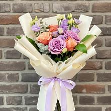 Букет цветов из:  Лизиантусы и Розы в Строкино