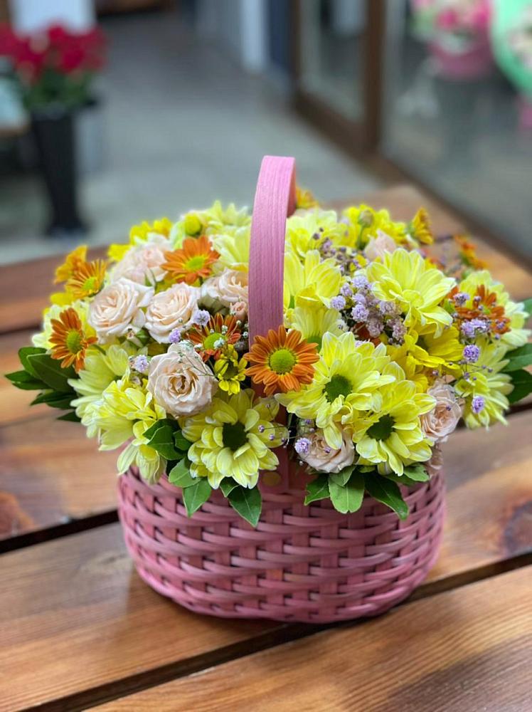 Цветочная композиция из Хризантемы и Розы в корзине в Строкино