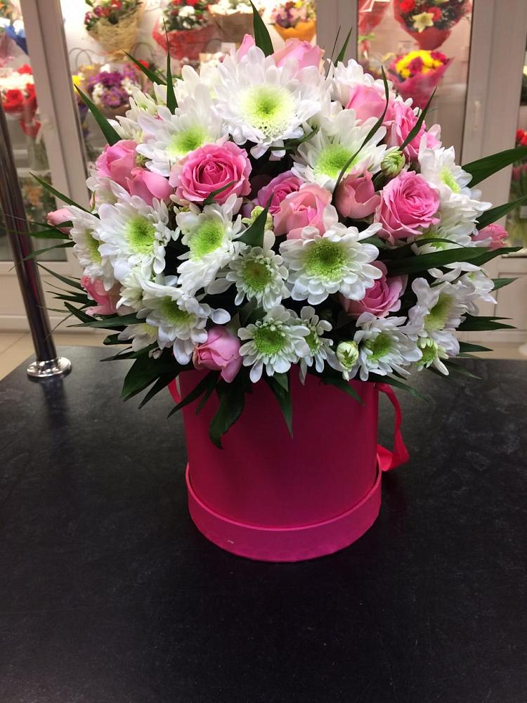 Цветочная композиция из Розы и Хризантемы в шляпной коробке в Строкино