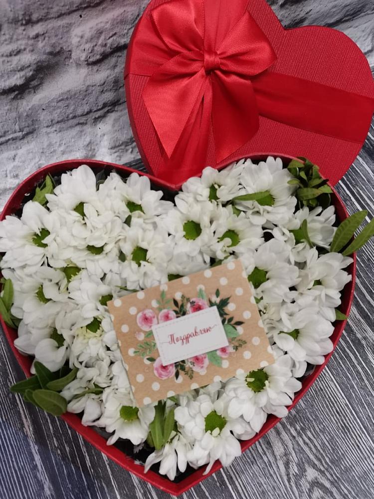 Цветочная композиция из Хризантемы в виде сердца в Строкино