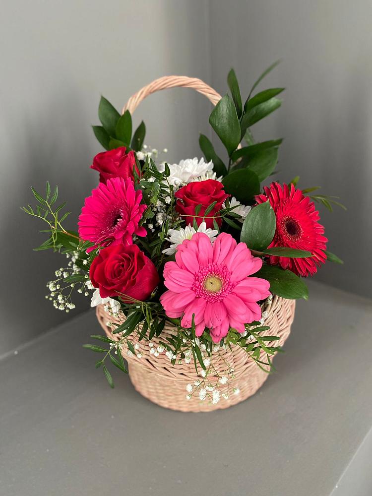 Цветочная композиция из Розы, Хризантемы и Герберы в корзине в Строкино