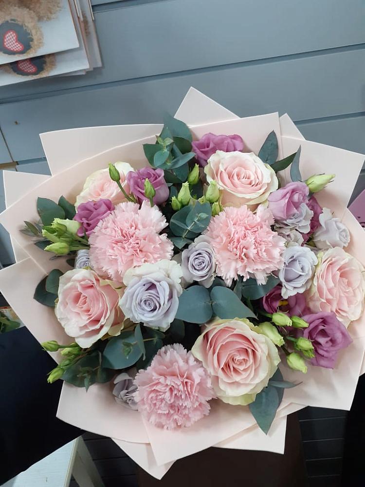 Букет цветов из: Розы, Гвоздики и Лизиантусы в Строкино