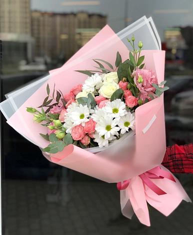 Букет цветов из: Розы, Лизиантусы и Хризантемы в Строкино