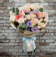 Букет цветов из:  Розы, Лизиантусы и Гвоздики в Строкино