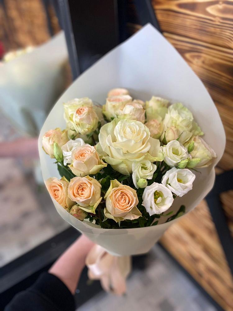 Букет цветов из: Розы и Лизиантусы в Строкино